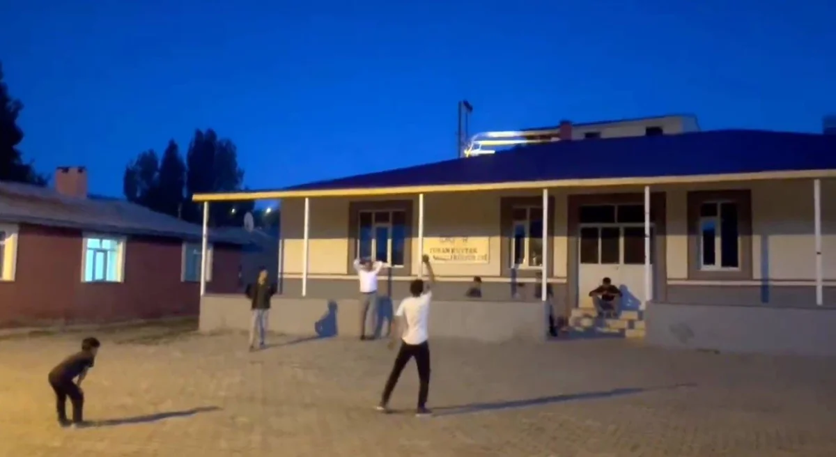 Sakaryalı Digor Kaymakamı Çocuklarla Top Oynadı